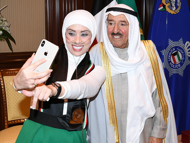 اضغط لمشاهدة الصور: أمير الكويت يستقبل محاربة السرطان شيماء العيدي